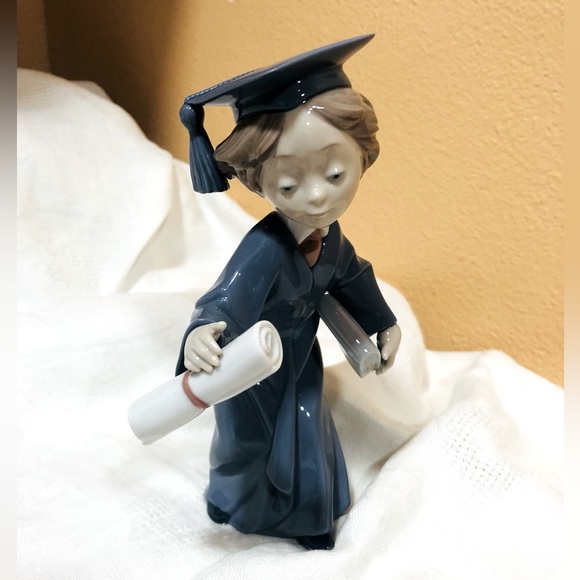 LLADRO "CAP AND GOWN" BOY GRADUATE #6271 RETIRED with original box - Picture 1 of 8